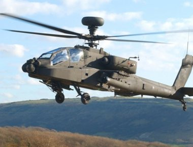 To επιθετικό ελικόπτερο AH-64 Apache σε άσκηση με πραγματικά πυρά! (βίντεο)